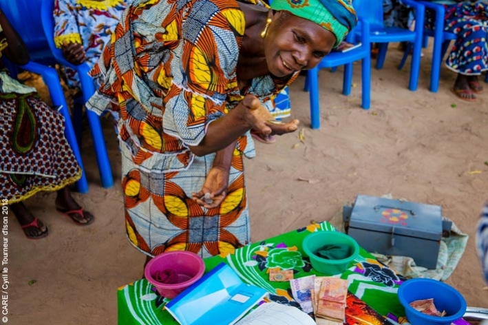 A member of a village savings and loan group in C&ocirc;te d&rsquo;Ivoire