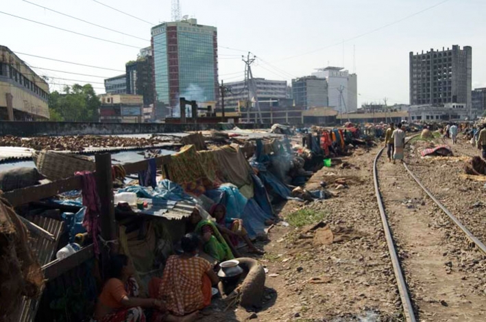 Slums and highrise office buildings in Dhaka, Bangladesh &copy; CARE / Dan White 2006 
