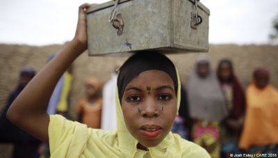 A woman carrying a VSLA lockbox in Kagadam village, Niger